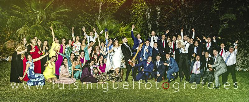 Fotografía diferente de amigos con los novios en Cortijo Triana Fotografía diferente de amigos con los novios en Cortijo Triana