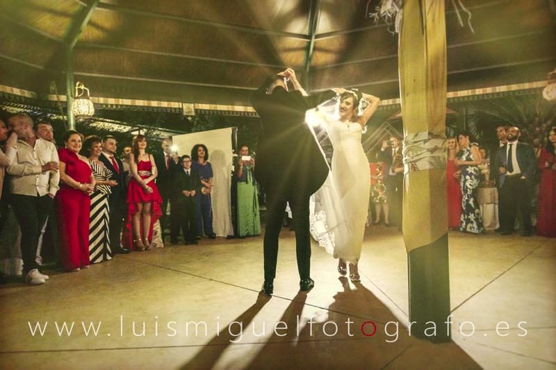 El baile de los novios en la boda del Cortijo Triana El baile de los novios en la boda del Cortijo Triana