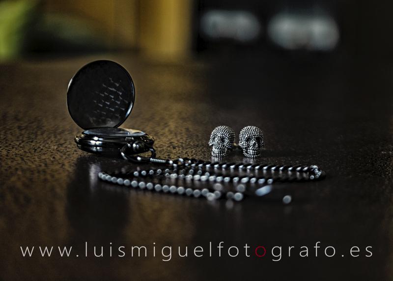 Detalle de gemelos y reloj del novio de boda en Andújar Detalle de gemelos y reloj del novio de boda en Andújar