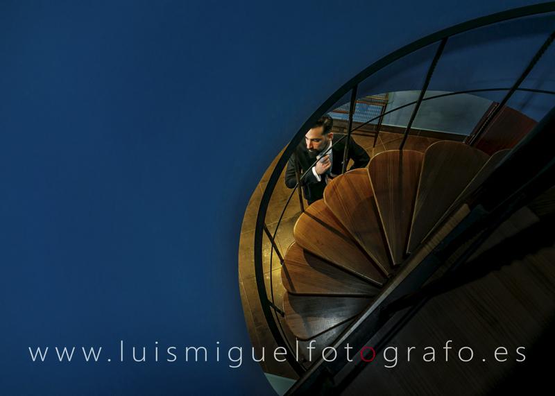 Fotografía original del novio de boda en Andújar dándose los últimos retoques Fotografía original del novio de boda en Andújar dándose los últimos retoques