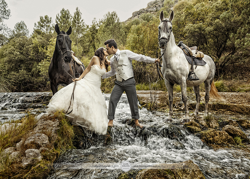 Fotografías de novios con caballos en el agua Fotografías de novios con caballos en el agua