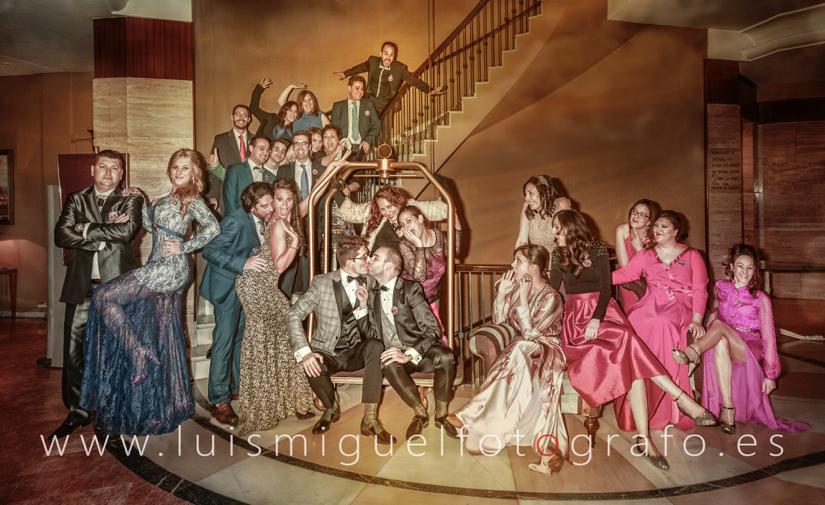 La foto mas loca de una boda gay solo puede ser con los amigos