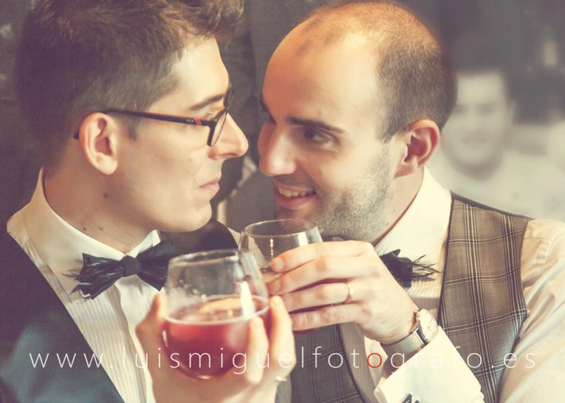 Fotógrafo gay friendly realiza post-boda gay en Cantina de la estación de Úbeda