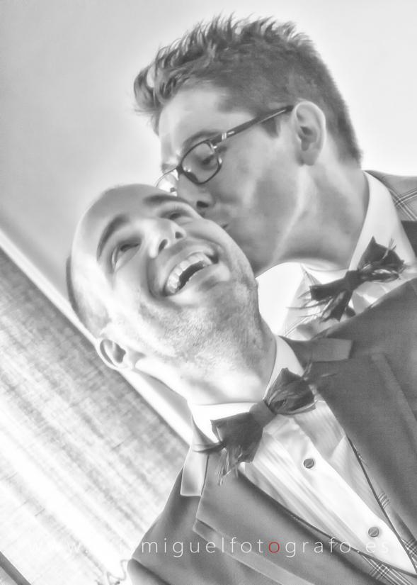 Pareja homosexual se besa antes de su boda