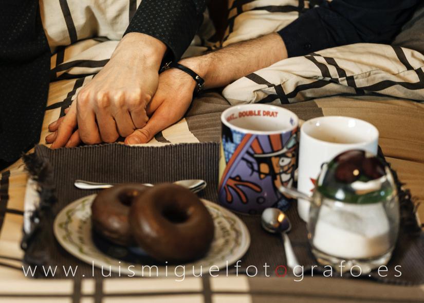 Boda Gay detalle de las manos de la pareja antes de vestirse
