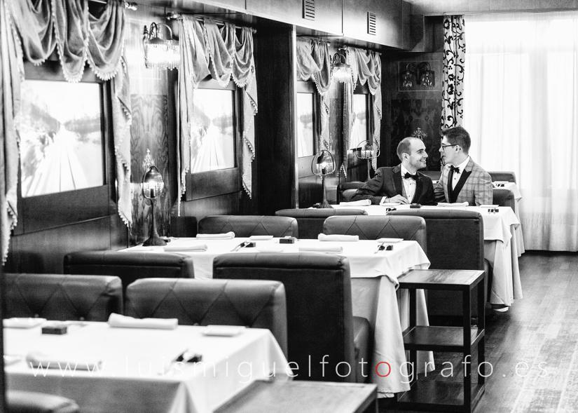 Fotógrafo gay friendly realiza post-boda gay en Cantina de la estación de Úbeda