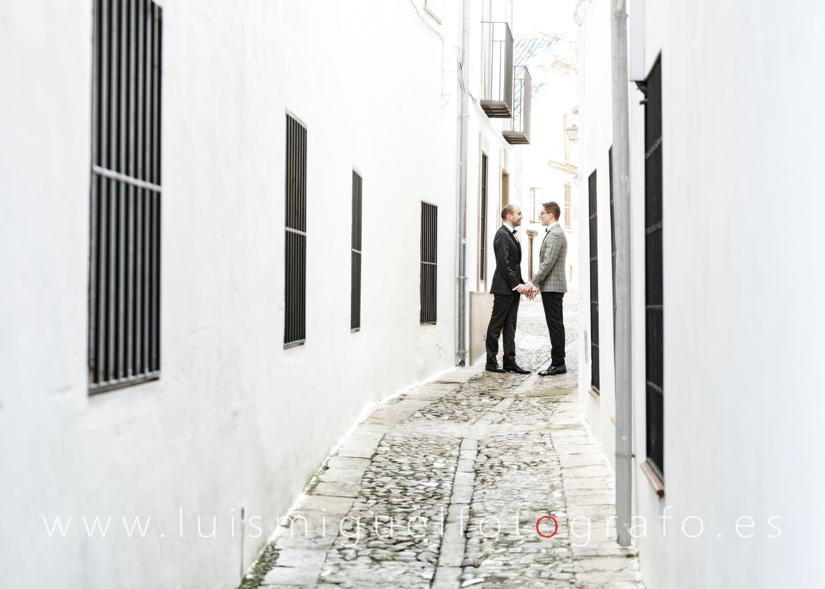Matrimonio gay paseando por Úbeda durante su post-boda