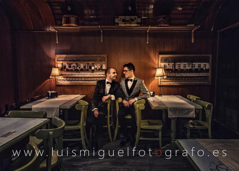 Fotógrafo gay friendly realiza post-boda gay en Cantina de la estación de Úbeda