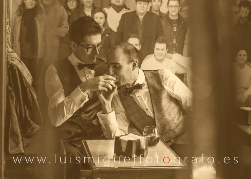 Matrimonio gay de post-boda en la cantina de la estación de úbeda