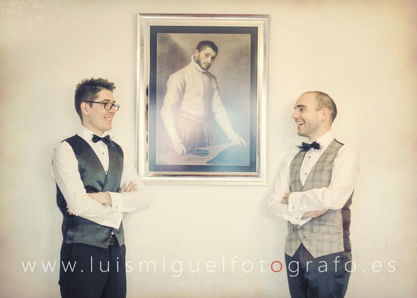 pareja lgtb se sonríen mientras se preparan para su boda