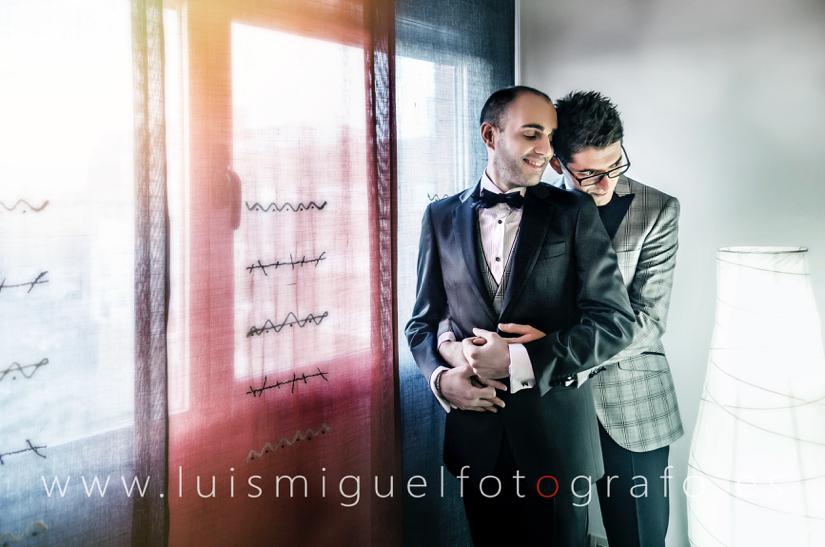 Pareja homosexual se abraza antes de ir a su boda
