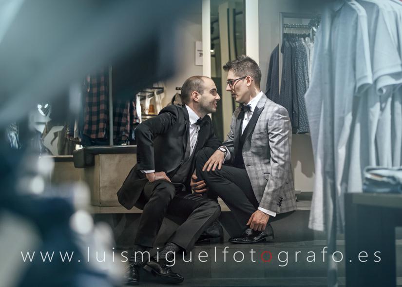 Post-boda gay en la tienda de jack and jones en Úbeda
