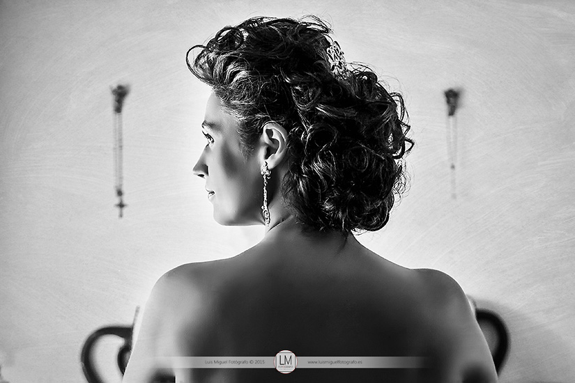 Fotos de novios atrevidas de fotógrafos en jaén. Fotos de boda en el agua.