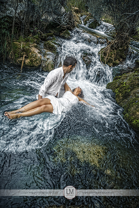 Fotos de novios atrevidas de fotógrafos en jaén. Fotos de boda en el agua.