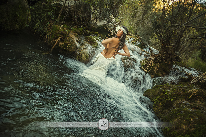Fotos de novios atrevidas de fotógrafos en jaén. Fotos de boda en el agua.