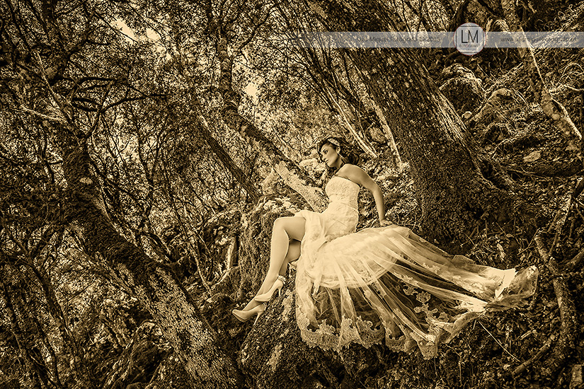 Fotos de novios atrevidas de fotógrafos en jaén. Fotos de boda en la Sierra.