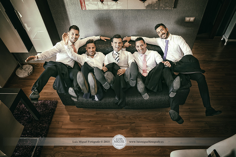 Fotografía divertida del novio con amigos en su casa en linares Fotografía divertida del novio con amigos en su casa en linares