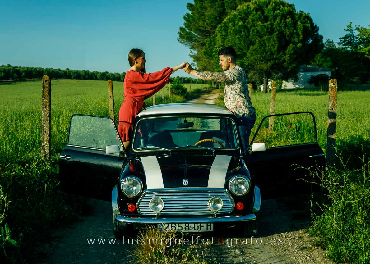 Preboda en Úbeda con pareja de novios de Jódar y Mini Cooper clásico Preboda en Úbeda con pareja de novios de Jódar y Mini Cooper clásico