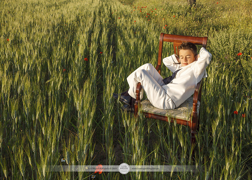 Fotos de comunión elegantes con niño y familia de Torreperogil Fotos de comunión elegantes con niño y familia de Torreperogil