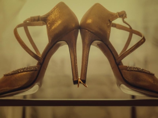 Detalle de los zapatos de novia y los anillos Detalle de los zapatos de novia y los anillos