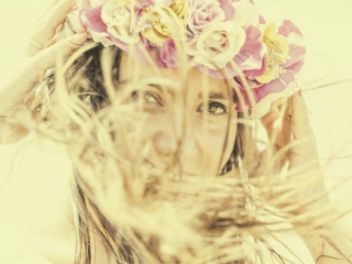 Foto de novia con el pelo al viento en post-boda