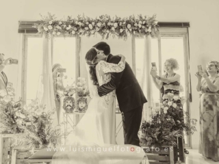 Abrazo de los novios despu&eacute;s de decirse el si quiero en su ceremonia civil