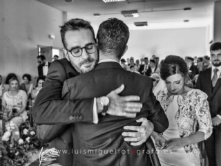 Abrazo sentido del novio durante la ceremonia de su boda
