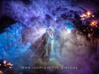 Baile nupcial con bengalas de colores y fuego
