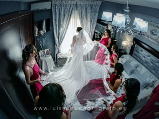 Damas de honor ayudando a la novia antes de la boda