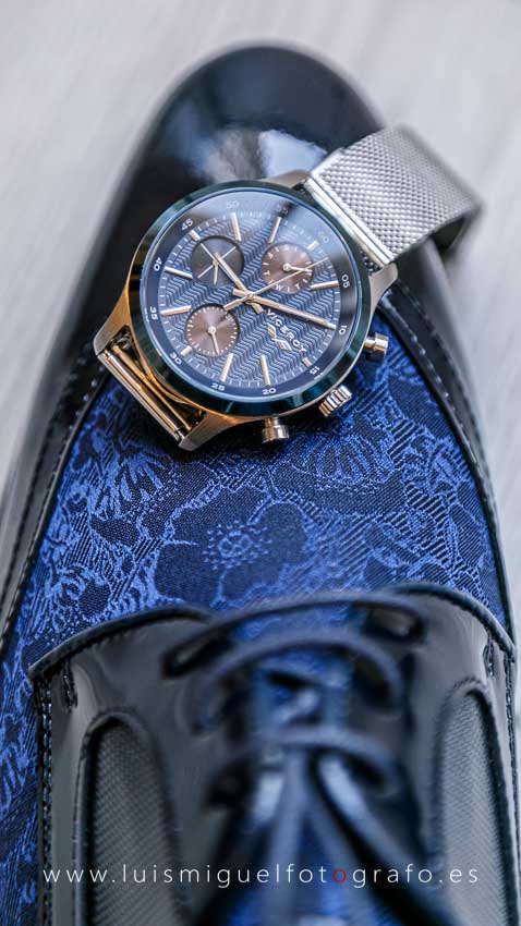 Detalle del reloj y zapatos de novios