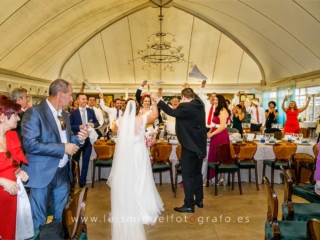Entrada de los novios a la carpa del Salon AguasBlanquillas