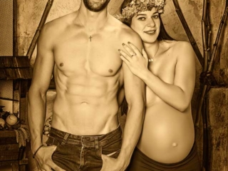 Foto atrevida de embarazada con su pareja