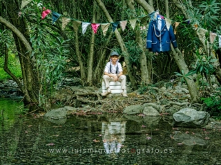 Foto de comuni&oacute;n diferente a la orilla del r&iacute;o