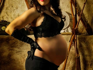 Foto de embarazada en set vintage