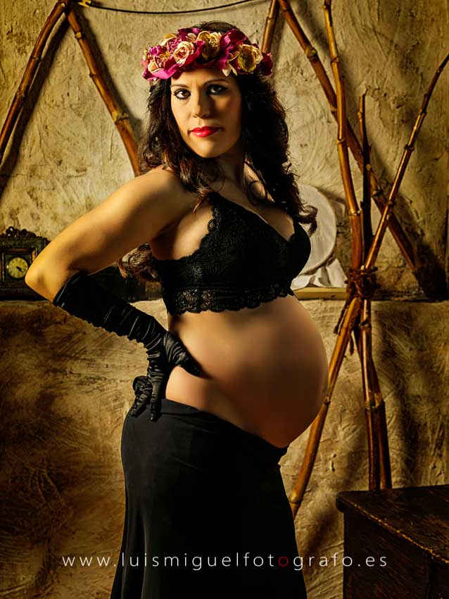 Foto de embarazada en set vintage