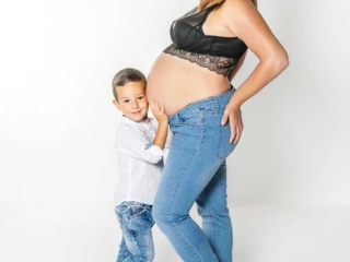 Foto de mama embarazada y su hijo