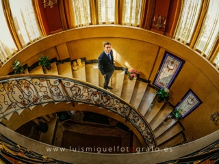 Foto de novio de Albacete espectacular en la escalera de su casa