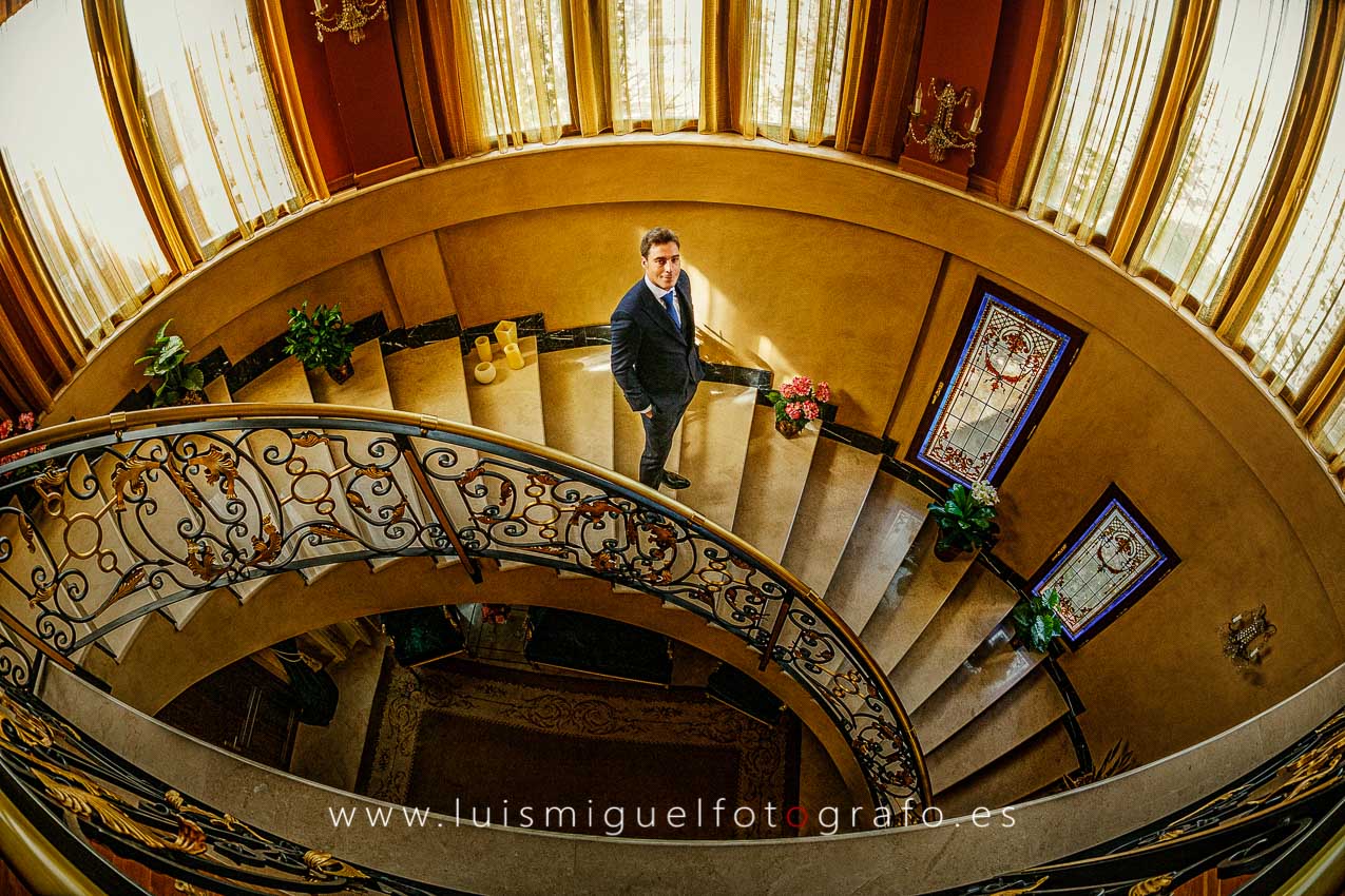 Foto de novio de Albacete espectacular en la escalera de su casa