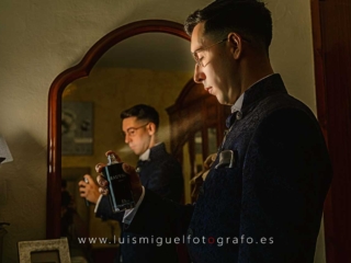 Foto-de-novio-de-jodar-perfumandose-frente-al-espejo