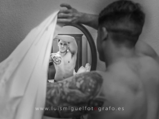 Foto-de-novio-de-jodar-vistiendose-frente-al-espejo