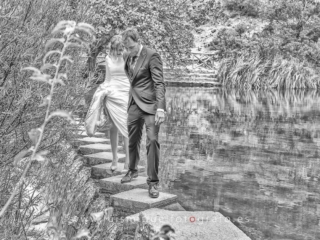 Foto de postboda bonita en el lago de monta&ntilde;a