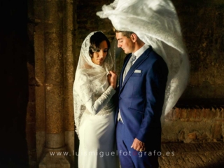 Foto de postboda con novia abrzando al novio con su mantilla