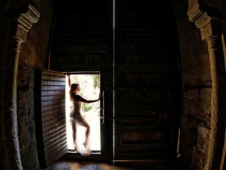 Foto de postboda con novia en la puerta de la alhambra