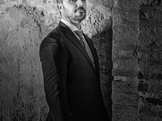 Foto de postboda con novio en Granada dentro de la alhambra