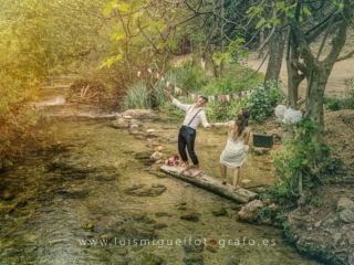 Foto de postboda en la sierra con novios en el agua