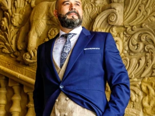 Foto de postboda original con novio en palacio de Baeza