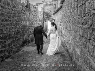 Foto de postboda original en las calles de Baeza