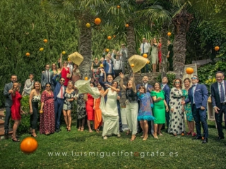 Foto divertida de amigos invitados a la boda en el Hotel Ciudad de &Uacute;beda
