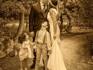Foto divertida de postboda de novios con sus hijos