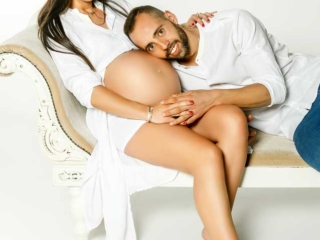 Foto original de embarazada abrazada a su pareja
